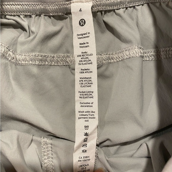 Lululemon Multi-Pocket Cargo High-Rise Hiking Short 5" size 4 - Picture 10 of 15